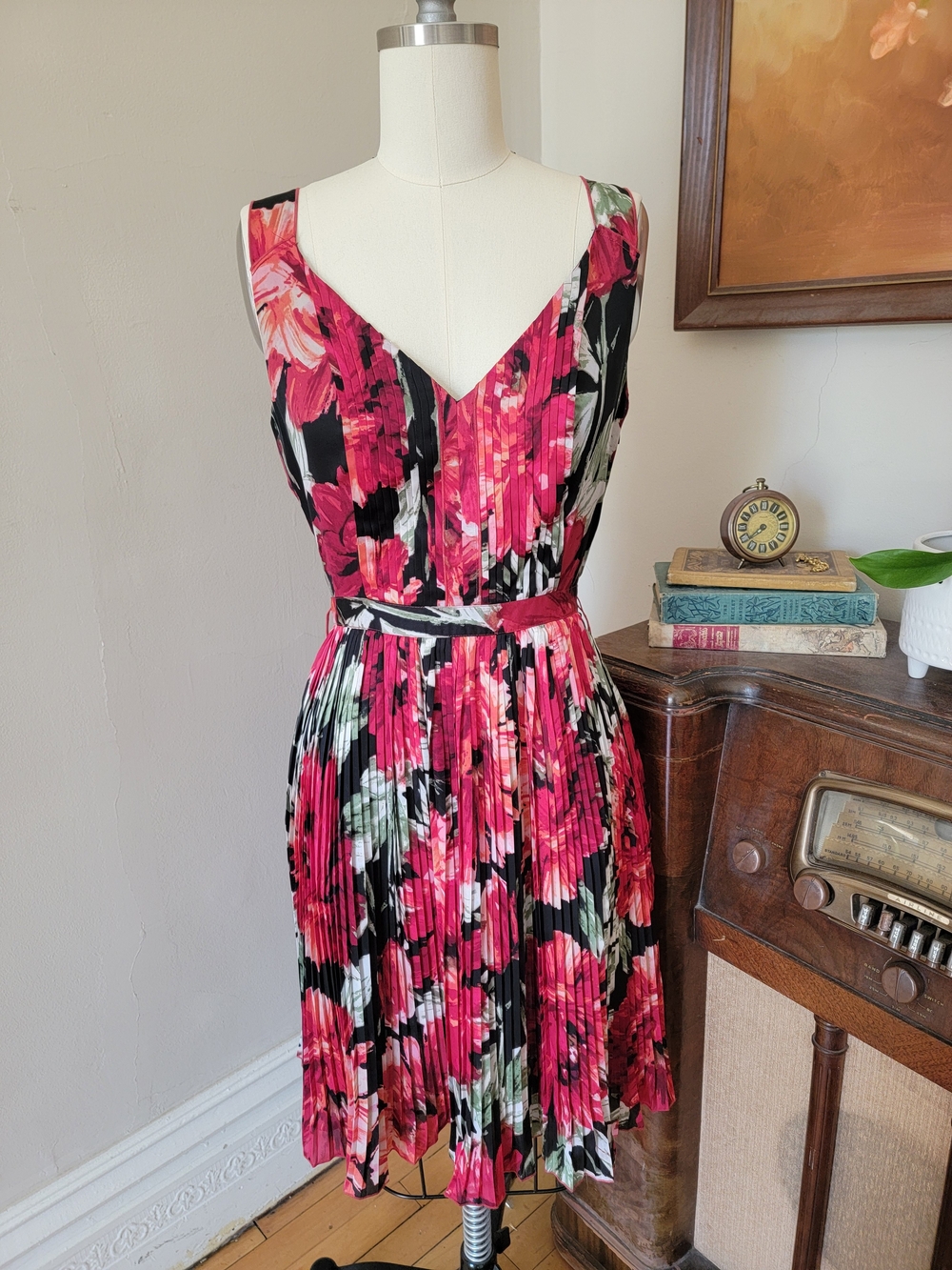 White House Black Market Red Floral Pleated Dress Size 4 S-M